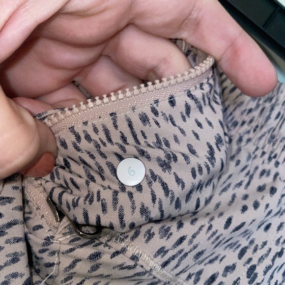 Lululemon Step Lively Crop Dottie Dash Grain Black Size 6 - Picture 7 of 9